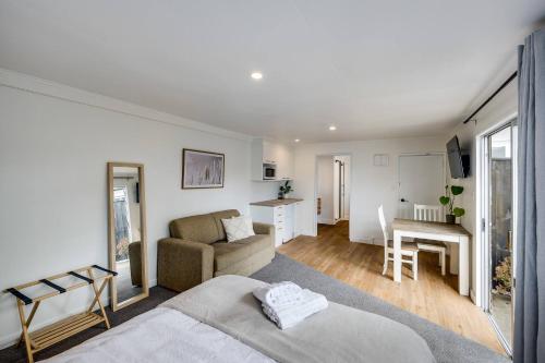 Taradale Town DistrictCabbage Tree Corner的客厅配有一张床和一张书桌