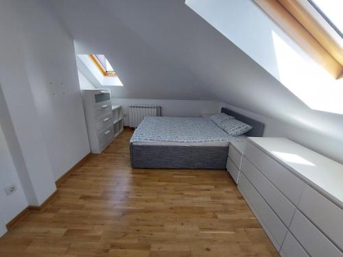 Dormitorio pequeño con cama en el ático en Dedinje Top, en Belgrado