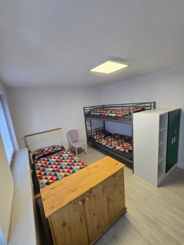 a room with two bunk beds and a desk at Ferienhaus am Großensee und Erholung vor den Toren Hamburgs in Großensee
