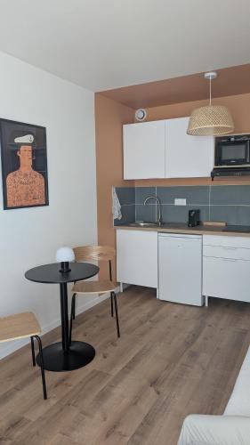 une cuisine avec une table et un comptoir dans l'établissement Studio en plein cœur de Toulon !, à Toulon