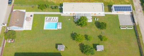 an overhead view of a yard with a house and a pool at Studio 777 Apartments in Illmitz