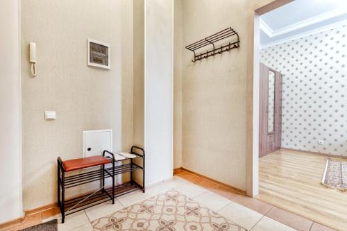 a living room with a bench and a hallway at Уютные вместительные апартаменты на Экспо in Zhezdi