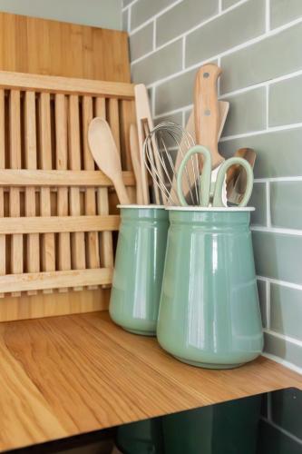 two blue jars sitting on a shelf with utensils at Boshuisje Luna | 4 personen - Vakantiepark De Kremmer in Gasselte