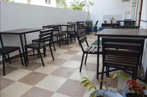 a row of tables and chairs in a restaurant at Kunal Luxury Hotel in Manāli