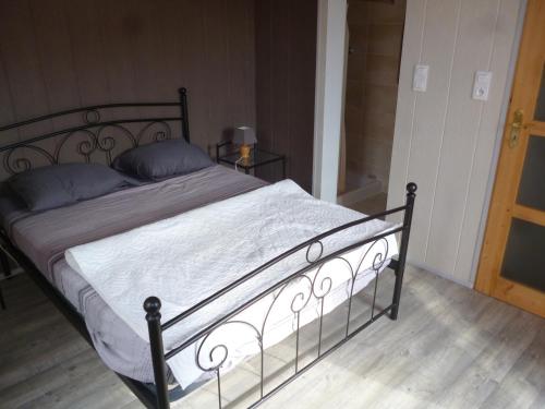 a bedroom with a bed with a metal frame at Au coeur des vignes in Boudes