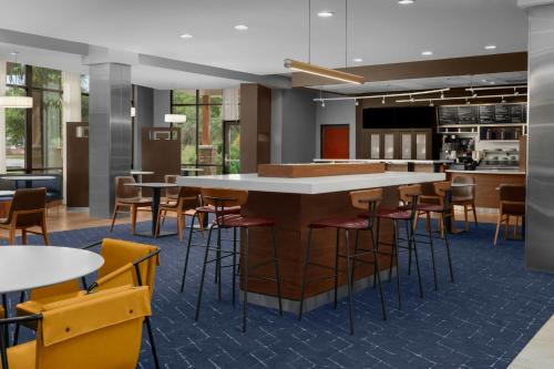 a lobby with a large table and chairs at Courtyard By Marriott Houston Kingwood in Kingwood