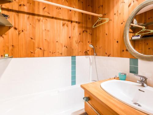une salle de bain avec un lavabo et un miroir dans l'établissement Duplex cosy 6 pers à 150m des pistes avec parking gratuit, balcon, appareils à raclette et fondue - FR-1-329-86, à La Plagne Tarentaise