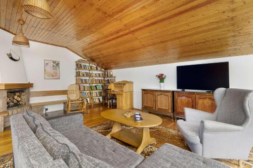 un soggiorno con un divano e una TV di Bystra Unique House in the Mountains with Terrace, Garden & Parking by Noclegi Renters a Bystra
