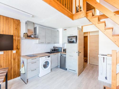 Photo de la galerie de l'établissement Duplex 3 pièces rénové avec balcon, proche pistes et commerces à Montchavin (La Plagne) - FR-1-329-82, à La Plagne Tarentaise