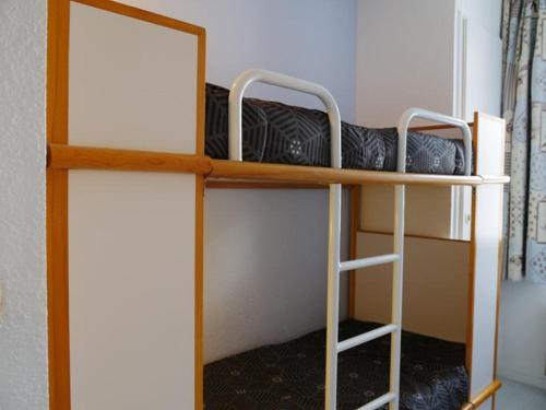 - 2 lits superposés dans une chambre avec un miroir dans l'établissement Studio cabine cosy avec balcon, bien équipé, accès rapide aux pistes et commerces – Montchavin Les Coches - FR-1-329-10, à Bellentre
