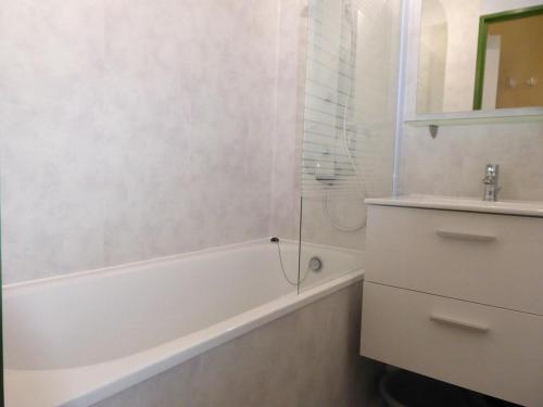 une salle de bain blanche avec une baignoire et un lavabo dans l'établissement Studio cabine cosy avec balcon, bien équipé, accès rapide aux pistes et commerces – Montchavin Les Coches - FR-1-329-10, à Bellentre