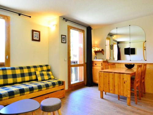 un salon avec un canapé et une table dans l'établissement Appartement Montchavin La Plagne - 2 pièces, 36m², 1 min des pistes, 5 personnes, balcon ouest - FR-1-329-20, à Bellentre