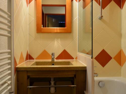 une salle de bain avec un lavabo, un miroir et une baignoire dans l'établissement Appartement 2 pièces cabine pour 6 avec balcons et parking à Montchavin - FR-1-329-8, à Bellentre