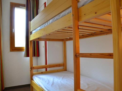quelques lits superposés dans une chambre dans l'établissement Appartement 2 pièces cabine pour 6 avec balcons et parking à Montchavin - FR-1-329-8, à Bellentre