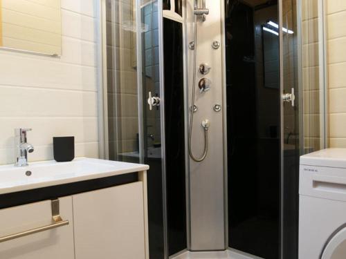 une salle de bain avec douche et lavabo dans l'établissement Appartement Montchavin, 2 pièces + mezzanine, 7 pers, pied commerces/pistes, terrasse exposée sud - FR-1-329-70, à La Plagne Tarentaise