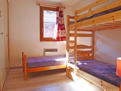 une chambre avec deux lits superposés et une fenêtre dans l'établissement Appartement Montchavin, 2 pièces + mezzanine, 7 pers, pied commerces/pistes, terrasse exposée sud - FR-1-329-70, à La Plagne Tarentaise