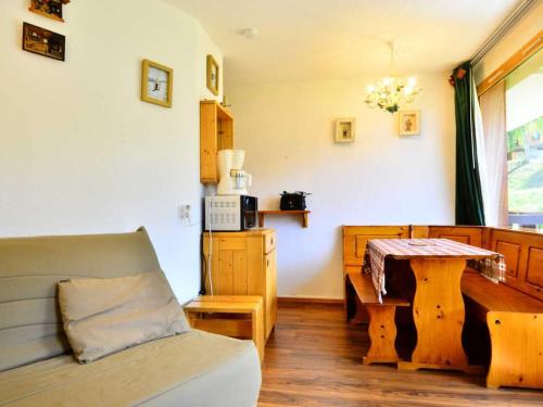 un salon avec un canapé et une table dans l'établissement Studio cosy à Montchavin Les Coches, pied des pistes, balcon, parking gratuit - FR-1-329-2, à Bellentre