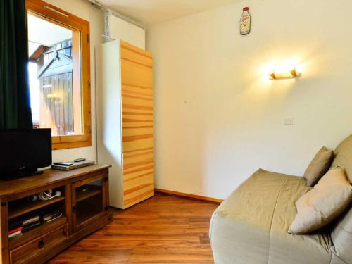 un salon avec un canapé et une télévision dans l'établissement Studio cosy à Montchavin Les Coches, pied des pistes, balcon, parking gratuit - FR-1-329-2, à Bellentre