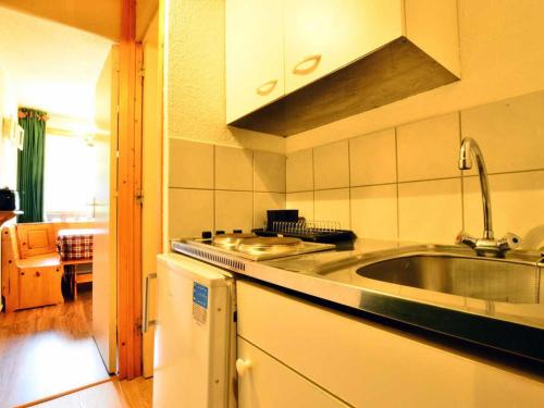 une cuisine avec un évier et un plan de travail dans l'établissement Studio cosy à Montchavin Les Coches, pied des pistes, balcon, parking gratuit - FR-1-329-2, à Bellentre