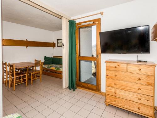 - un salon avec une télévision et une table à manger dans l'établissement Charmant studio à Montchavin proche pistes, balcon, parking, équipé pour 4 pers. - FR-1-329-53, à Bellentre