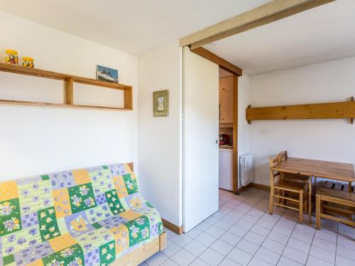 un salon avec un canapé et une table dans l'établissement Charmant studio à Montchavin proche pistes, balcon, parking, équipé pour 4 pers. - FR-1-329-53, à Bellentre