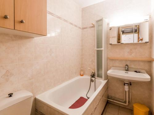 une salle de bain avec une baignoire et un lavabo dans l'établissement Charmant studio à Montchavin proche pistes, balcon, parking, équipé pour 4 pers. - FR-1-329-53, à Bellentre