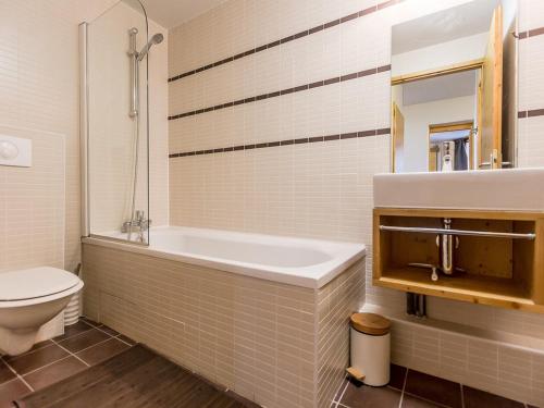 une salle de bain avec une baignoire, des toilettes et un lavabo dans l'établissement Appartement récent 4 pièces, 2 terrasses, parking couvert, pied des pistes - FR-1-329-72, à La Plagne Tarentaise