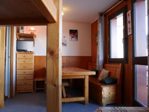 Cette chambre comprend un bureau, un lit et une fenêtre. dans l'établissement Studio cosy rénové avec balcon, proche pistes/commerces, à Montchavin La Plagne - FR-1-329-3, à Bellentre