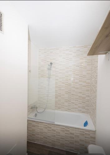 une salle de bain avec baignoire et douche dans l'établissement Chambres Privées Gagny Paris 20 min, à Gagny