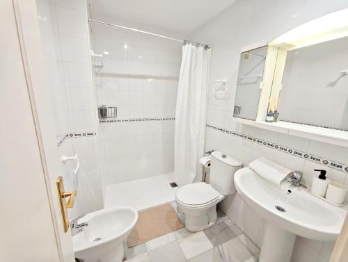 Un baño blanco con inodoro y lavabo. en Primera Linea Costa Ballena con Vista al Mar, en Costa Ballena
