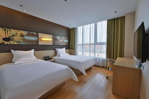 Un ou plusieurs lits dans un hébergement de l'établissement IU Hotel Beijing Yuanboyuan Dujiakan