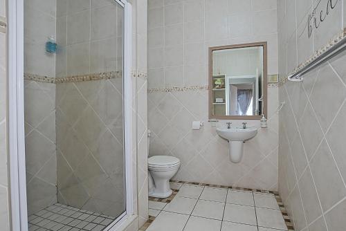 Bilik mandi di Boutique Apartment Bloubergstrand Beachfront