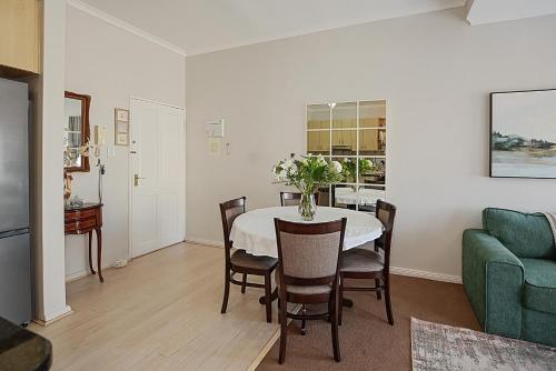 Ruang duduk di Boutique Apartment Bloubergstrand Beachfront