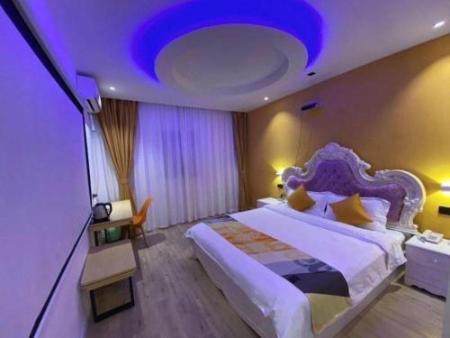 a bedroom with a large bed with a purple ceiling at Shell Hotel Yinchuan Xingqing District Yuhuangge Street in Yinchuan