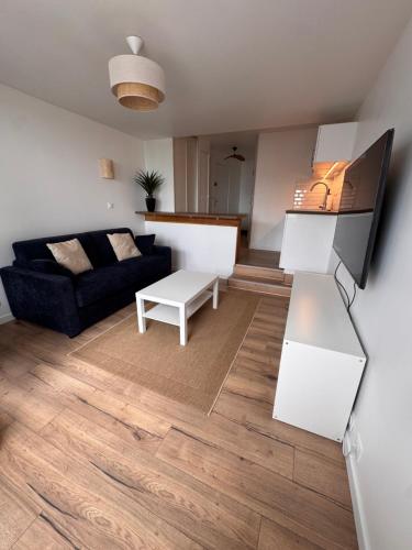 Μια τηλεόραση ή/και κέντρο ψυχαγωγίας στο Studio avec balcon vue mer