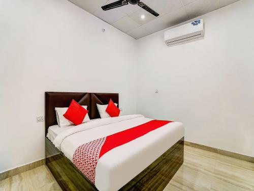 Ένα ή περισσότερα κρεβάτια σε δωμάτιο στο Hotel O Aashirvad