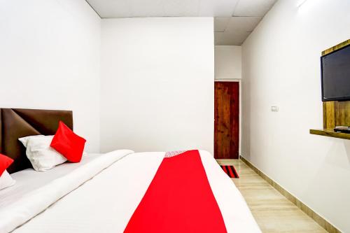 Ένα ή περισσότερα κρεβάτια σε δωμάτιο στο Hotel O Aashirvad