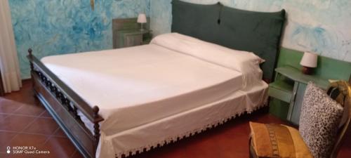 a small bed in a room with at Il Nido del Pettirosso in Borgomanero