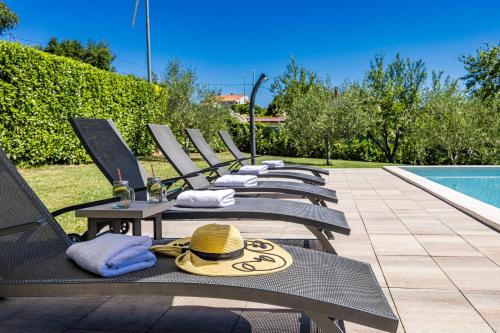 Bazén v ubytování Holiday Home with pool and garden nebo v jeho okolí