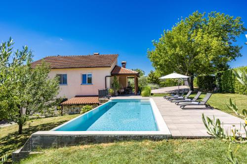Bazén v ubytování Holiday Home with pool and garden nebo v jeho okolí