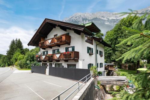 ein Gebäude mit Balkonen an der Seite in der Unterkunft Haus Auebach in Ellmau
