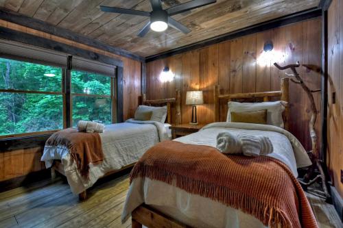 Postel nebo postele na pokoji v ubytování Your Happy Place - Rustic lodge vibes meet luxurious modern amenities