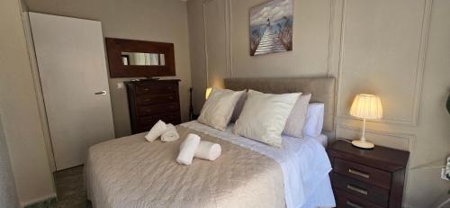 ein Schlafzimmer mit einem Bett mit Handtüchern darauf in der Unterkunft Casa de las Olas in Torremolinos