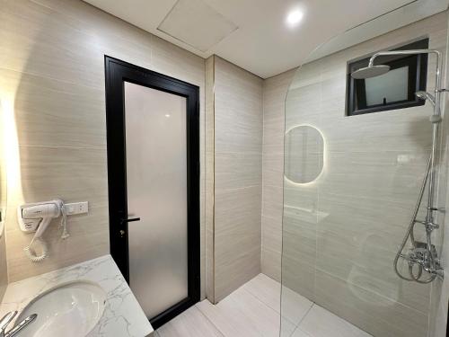 Un baño de BLUE SKY NOI BAI HOTEL And POOL