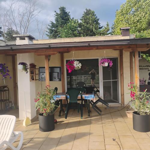 a patio with a table and chairs on it at apartment VANESA in Kavarna