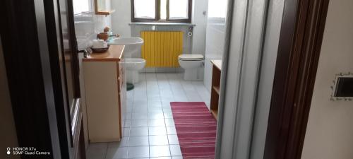 a bathroom with a toilet and a sink and a tub at Il Nido del Pettirosso in Borgomanero