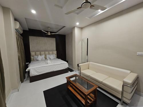 Ένα ή περισσότερα κρεβάτια σε δωμάτιο στο Hotel Crown Vista
