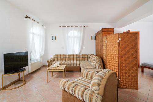 Μια τηλεόραση ή/και κέντρο ψυχαγωγίας στο Loutrou Home