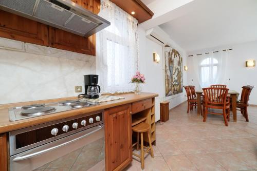 Η κουζίνα ή μικρή κουζίνα στο Loutrou Home