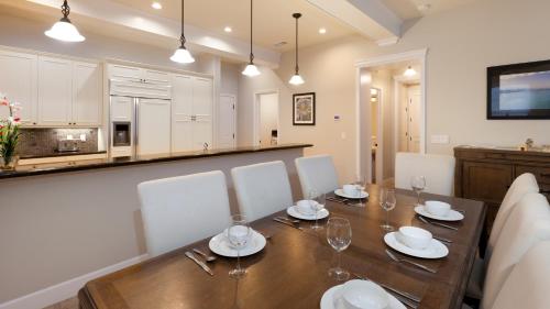 a kitchen and dining room with a wooden table and chairs at SEASHELL VILLA Lovely 3BR Kulalani Home with Private Beach Club Bikes in Waikoloa